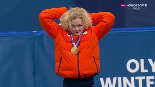 Velzeboer krijgt haar gouden medaille om de nek gehangen en hoort het Wilhelmus