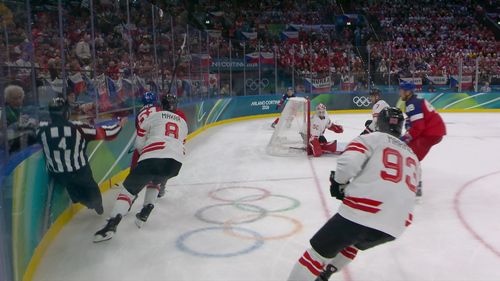 Hoppala! Referee in Zweikampf einfach abgeräumt