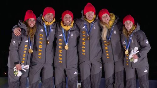 Siegerehrung: Deutsche Gold-Rodler strahlen um die Wette