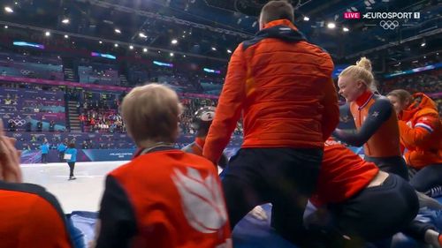 TeamNL en coach Niels Kerstholt juichen uitgebreid mee met Jens van 't Wout na zijn gouden rit