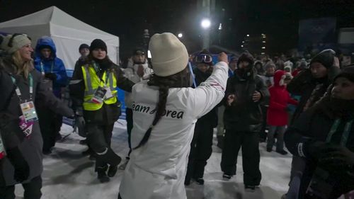 Gaon Choi viert haar gouden medaille op de halfpipe met haar coach na een harde val