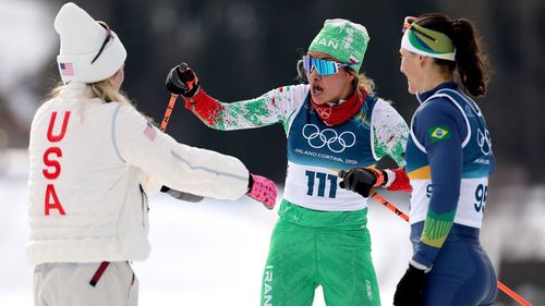 El abrazo que representa la deportividad de los Juegos: Le regaló un par de esquís a su rival