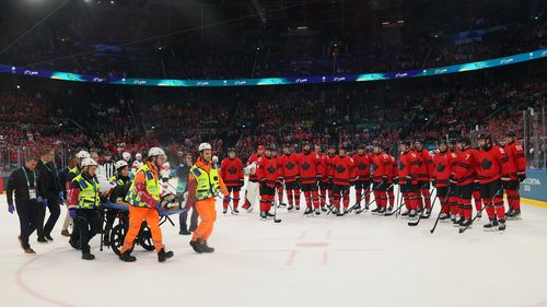 La aparatosa lesión del suizo de la NHL Kevin Fiala y la notoria ovación del rival Canadá