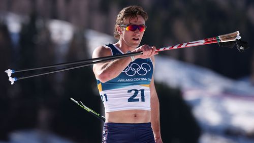Blote buik en schouders bij langlaufers vanwege warmte op het parcours