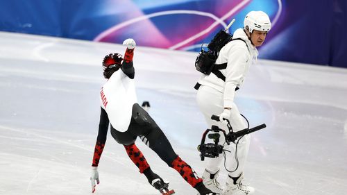 Pech im Halbfinale: Shorttracker räumt Kameramann ab und scheidet aus