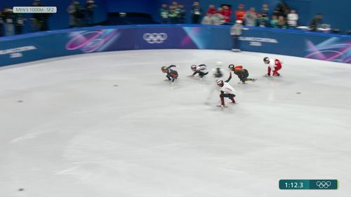 Felix Roussel komt ten val in halve finale met Jens van ’t Wout – neemt cameraman mee onderuit