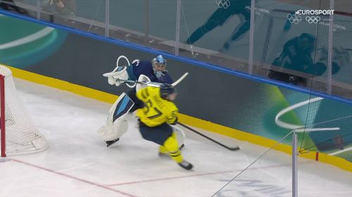 Finse ijshockeykeeper slaat met stick per ongeluk tegen hoofd van Zweedse opponent