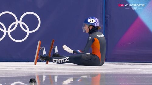 Michelle Velzeboer net als grote zus Xandra door op 1.000 meter shorttrack - valt na de streep
