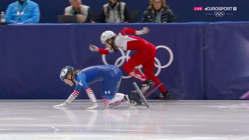 Kruipend naar de finish - Corinne Stoddard en Gabriela Topolska komen vlak voor de meet ten val