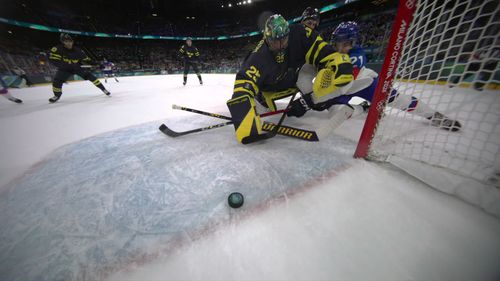 ‘Bolling’ van de puck? Zweedse goalie is precies op tijd met prachtige goal line clearance
