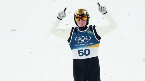 Domen Prevc komoly hátrányt ledolgozva olimpiai bajnok nagysáncon