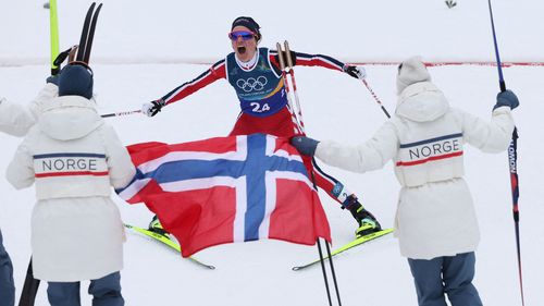 A norvégok használták ki a svédek drámáját, a nőknél is van egy olimpiai aranyuk sífutásban