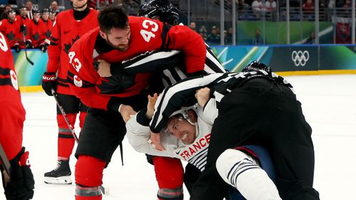 Bagarre sur la glace : le dérapage entre Français et Canadiens en vidéo