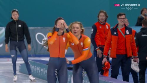Jutta Leerdam feliciteert Femke Kok met haar gouden medaille op de 500 meter van Milaan Cortina 2026
