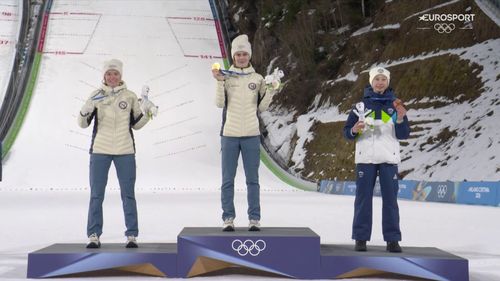 Ceremonia medalowa po konkursie indywidualnym na dużej skoczni na IO Mediolan - Cortina 2026