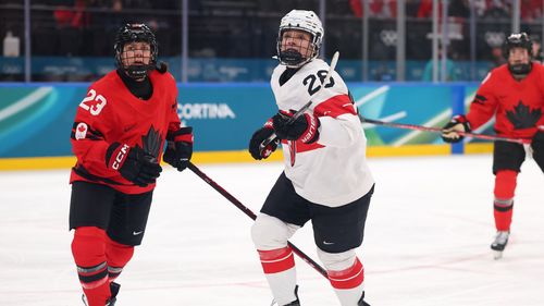 Para romperse la mano: La incomprensible acción que lesionó a una jugadora suiza 