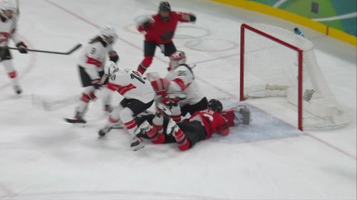 Poulin rzuciła się po krążek w półfinale meczu hokeja kobiet Kanada - Szwajcaria na ZIO 2026