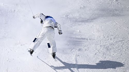 Eventual silver medallist Ikuma crosses the line BACKWARDS and wins moguls heat