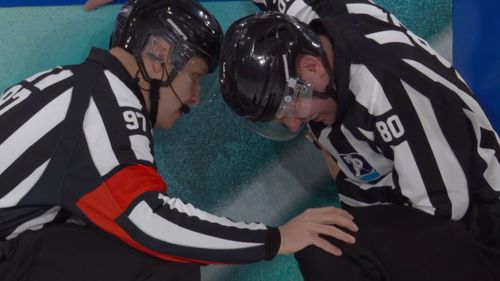 Nach wenigen Sekunden: Linesman verletzt!