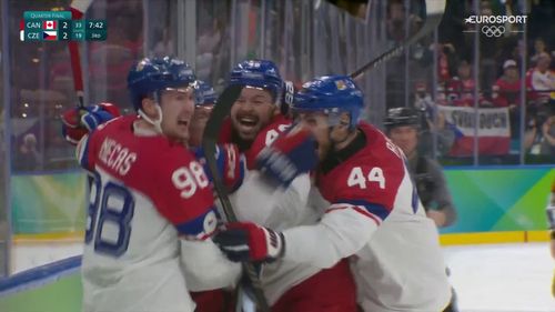 Arbitrale dwaling kost Canadese ijshockeyers bijna de kop: Tsjechië scoort met speler te veel op ijs