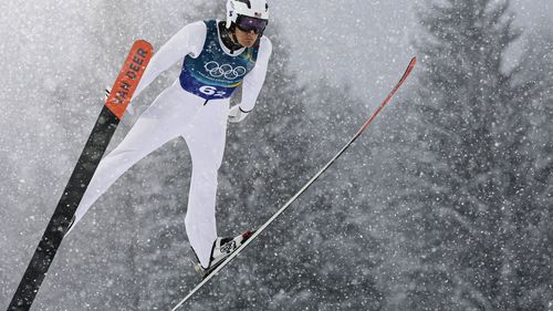 Ebből komoly baleset is lehetett volna: eltalálták a lombfúvóval a síugrót
