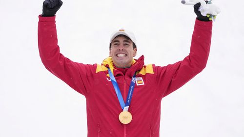 Oriol Cardona sube a lo más alto del podio: El himno español suena 19.730 días después