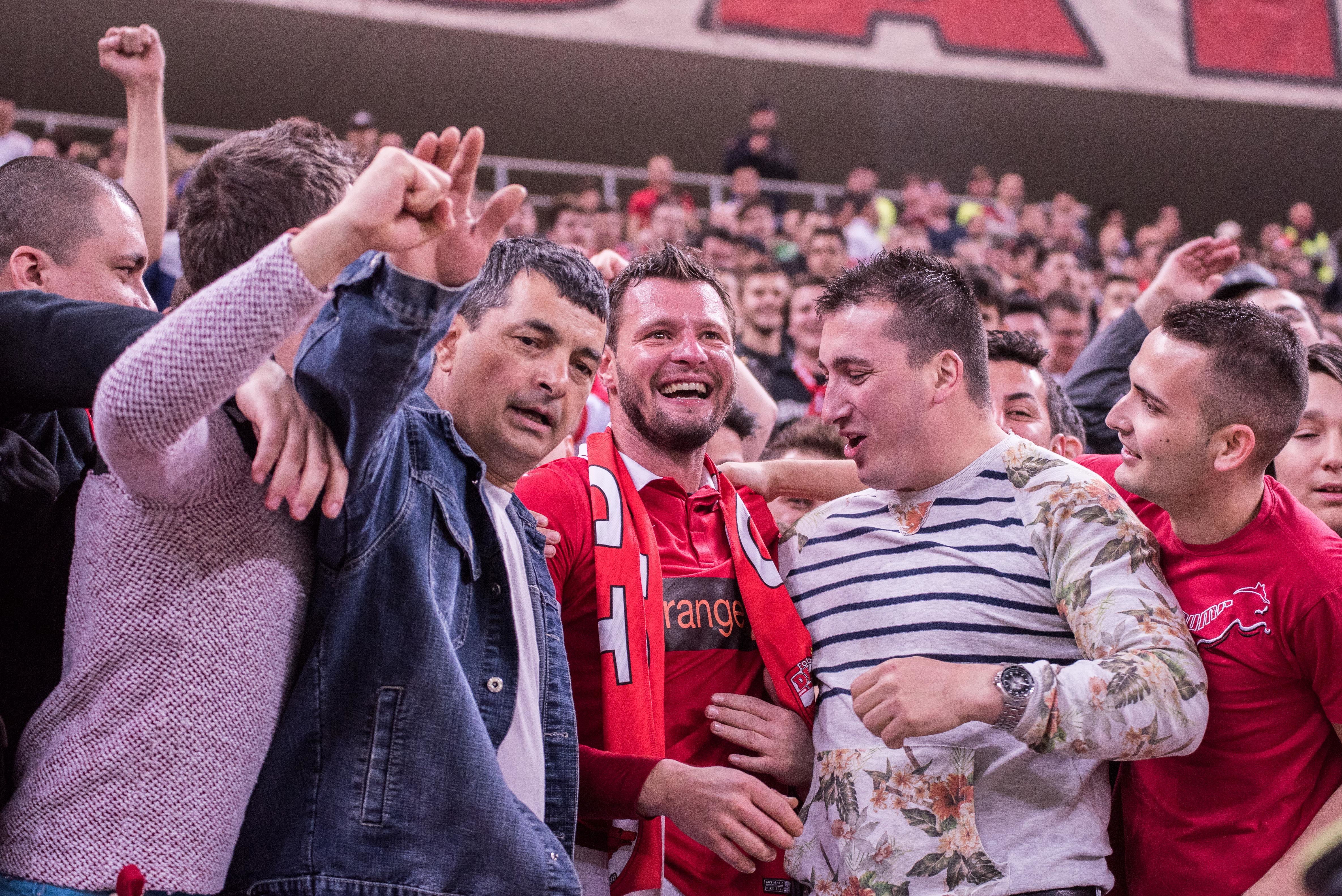 Marius Niculae, alături de fanii lui Dinamo, după victoria cu Rapid din 2015. El a fost titular și a ieșit de pe teren în minutul 82.