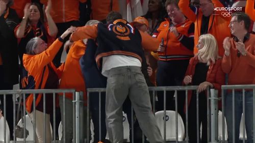 Coen Rijpma gaat helemaal los na gouden medaille Antoinette Rijpma-De Jong op 1.500 meter