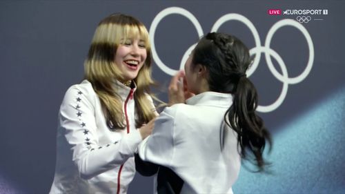 El gesto más emotivo de los Juegos: El abrazo de una campeona olímpica a su rival tras ser bronce