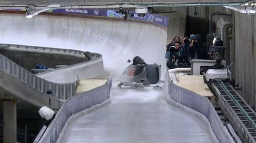 Schon am Start alles hin: Österreicher Treichl rutscht quer in erste Kurve