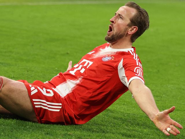 Grand Fanion 41 Cm Du Dynamo Berlin (RDA) - Célébration 20 Ans De Ligue Supérieure - Occasion En Très Bon état