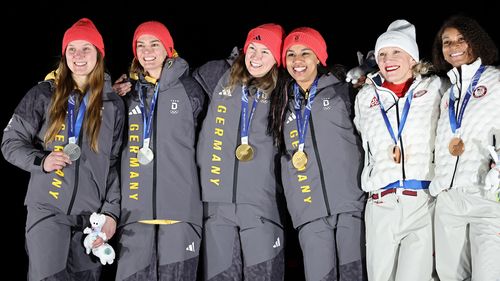 Große Emotionen bei Siegerehrung: Deutsche Damen jubeln über Gold und Silber