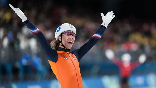 Watch: Showboating Bergsma pulls off golden 'bank robbery' at age of 40