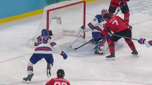 Unfassbar! Mit dem Stock hinterm Rücken! Wahnsinns-Save von Hellebuyck 