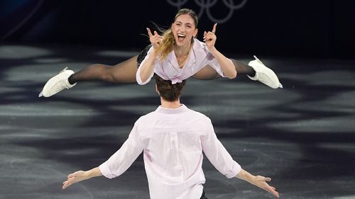 Italian pair show off incredible head-only lift to amaze home crowd