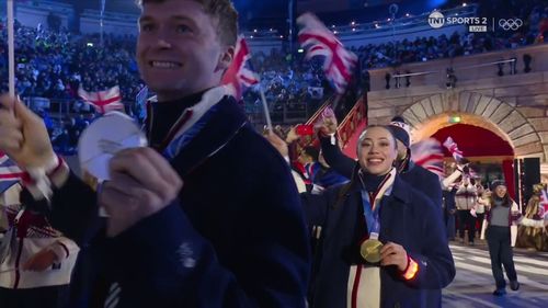 Watch: Mouat, Stoecker show off medals during Closing Ceremony