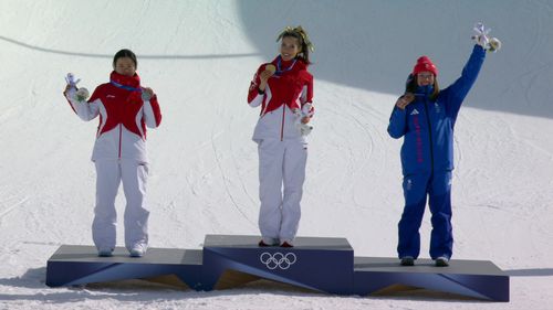Ceremonia medalowa po halpipie kobiet w narciarstwie dowolnym na IO Mediolan - Cortina 2026