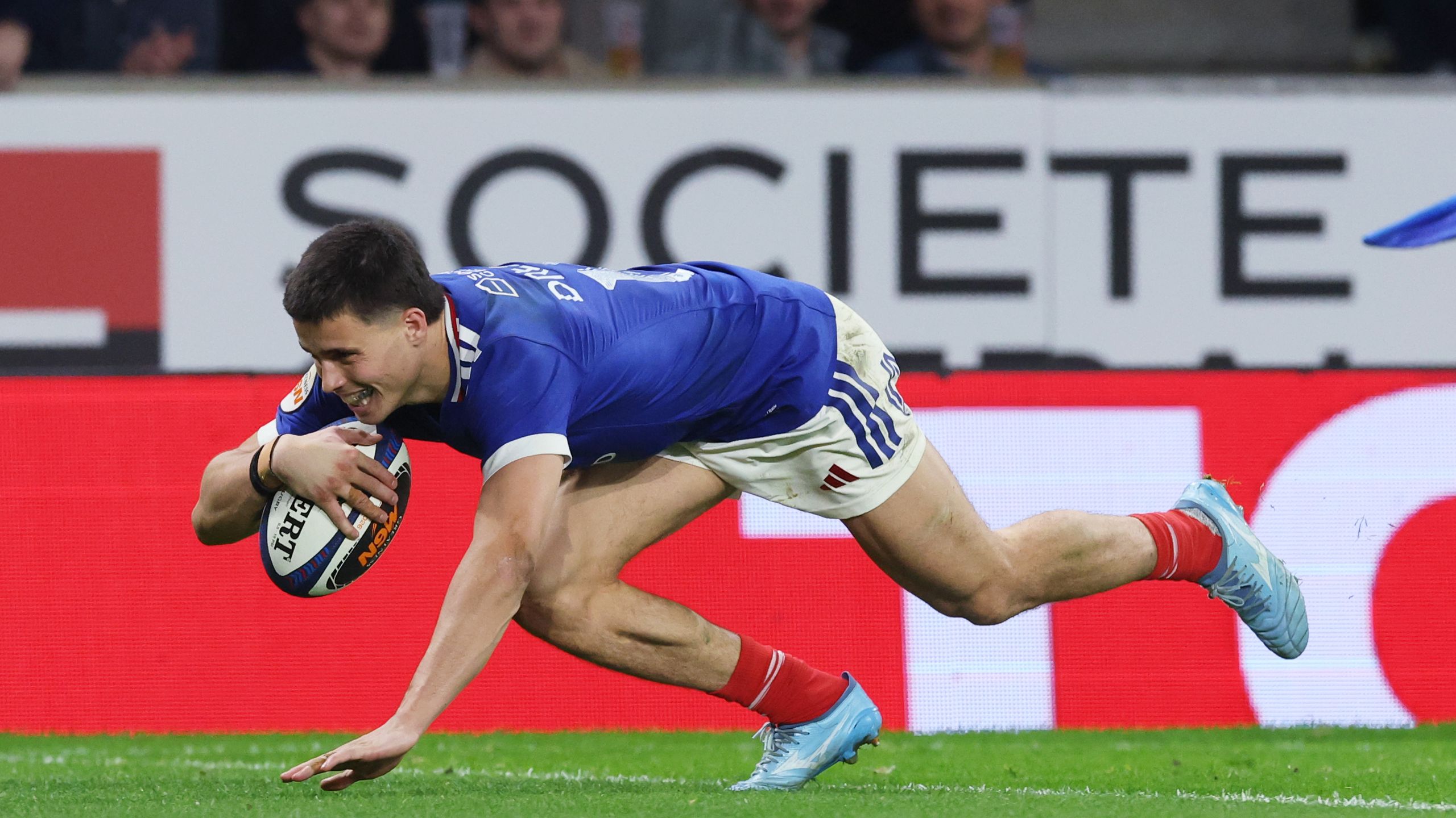 France swat aside Italy to keep Six Nations Grand Slam bid on track