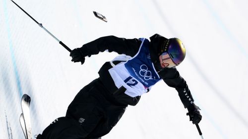 Son téléphone tombe de sa poche en pleine figure de halfpipe