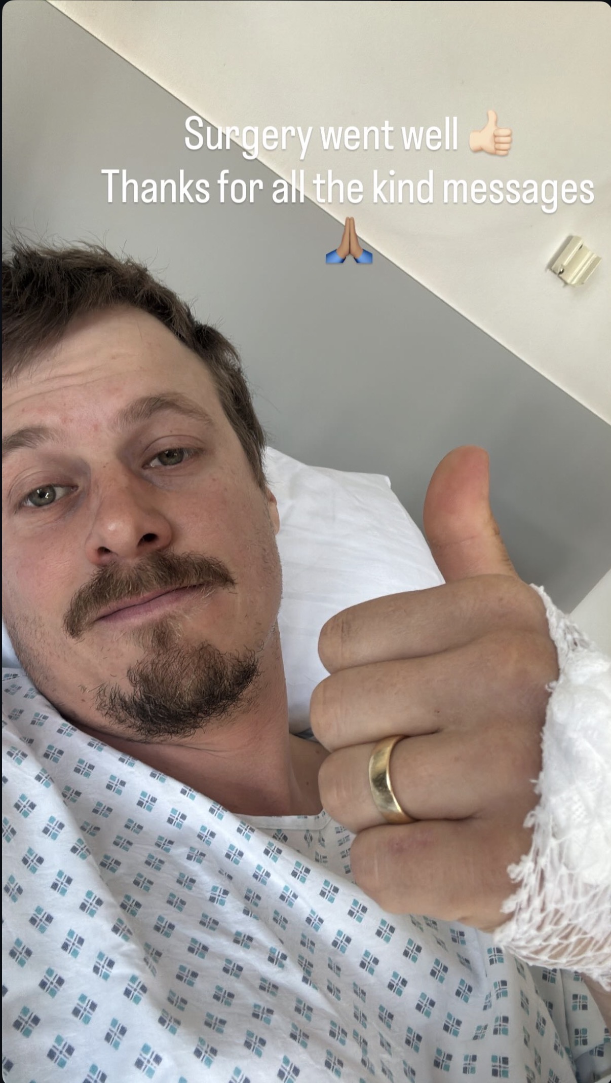 Manuel Feller meldete sich aus dem Krankenbett (Quelle: Instagram / manuel.feller.official)