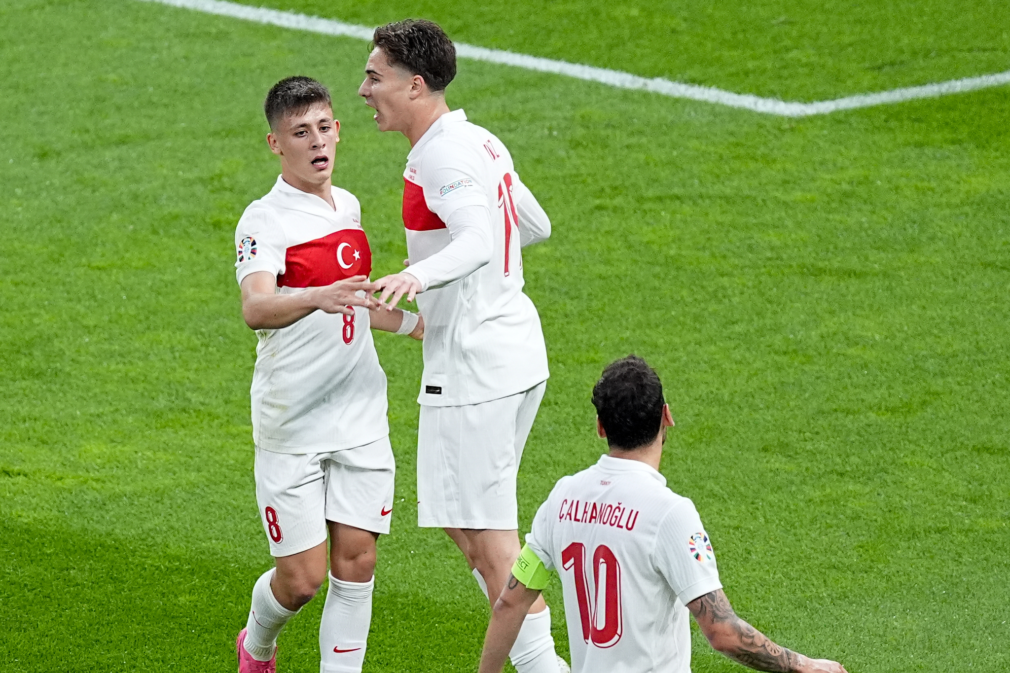 Arda Guler, Kenan Yildiz şi Hakan Calhanoglu, 3 dintre liderii Turciei, adversara României în barajul pentru Mondiale