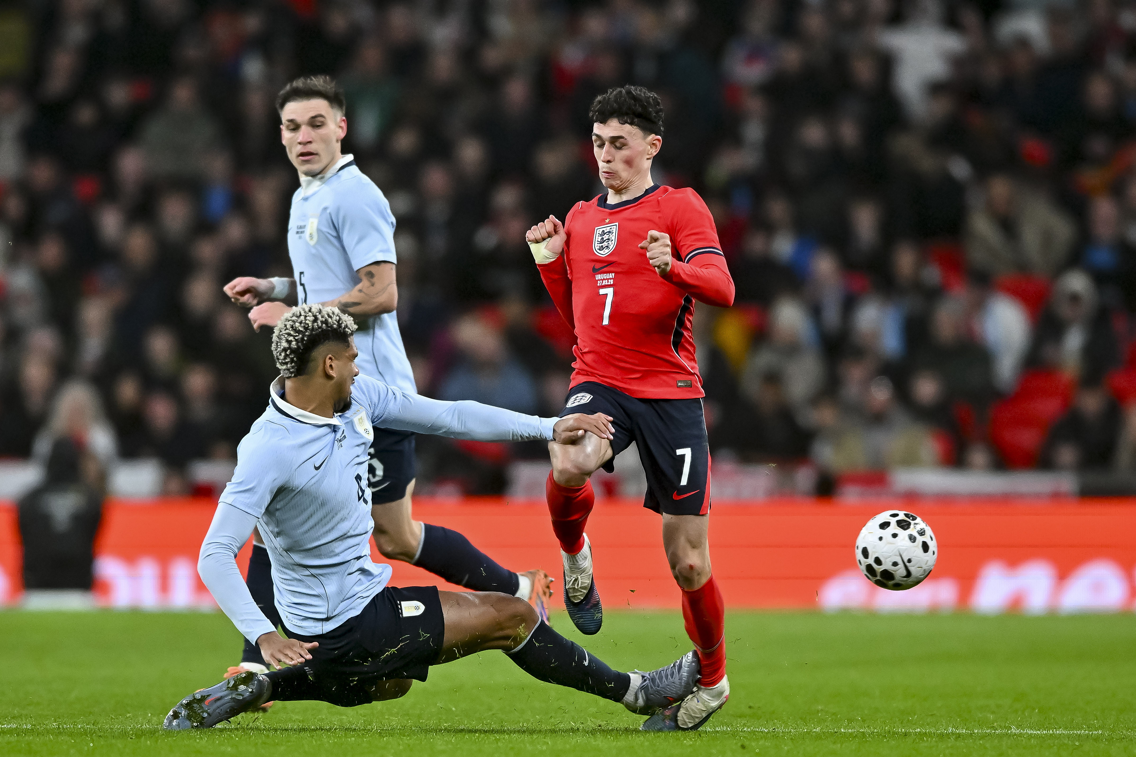 Inglaterra estalla contra Araujo tras su escalofriante entrada a Foden en el amistoso Inglaterra-Uruguay: "Está totalmente fuera de control" - Eurosport