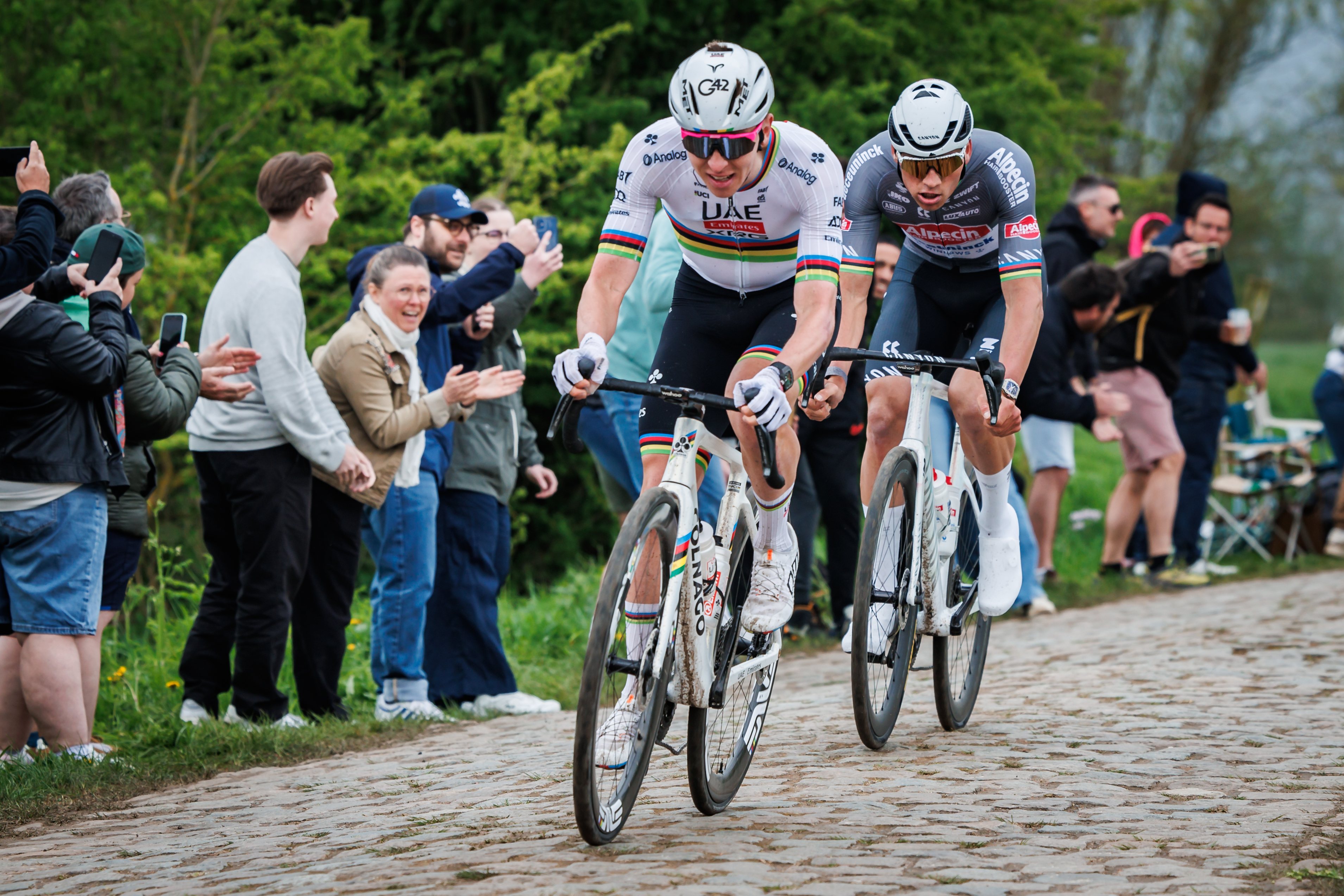 Tadej Pogacar und Mathieu van der Poel bei Paris - Roubaix 2025