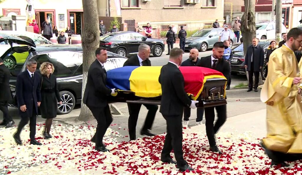 Sicriul lui Mircea Lucescu a ajuns la Biserica Sfântul Elefterie. Sursa foto: AS.ro