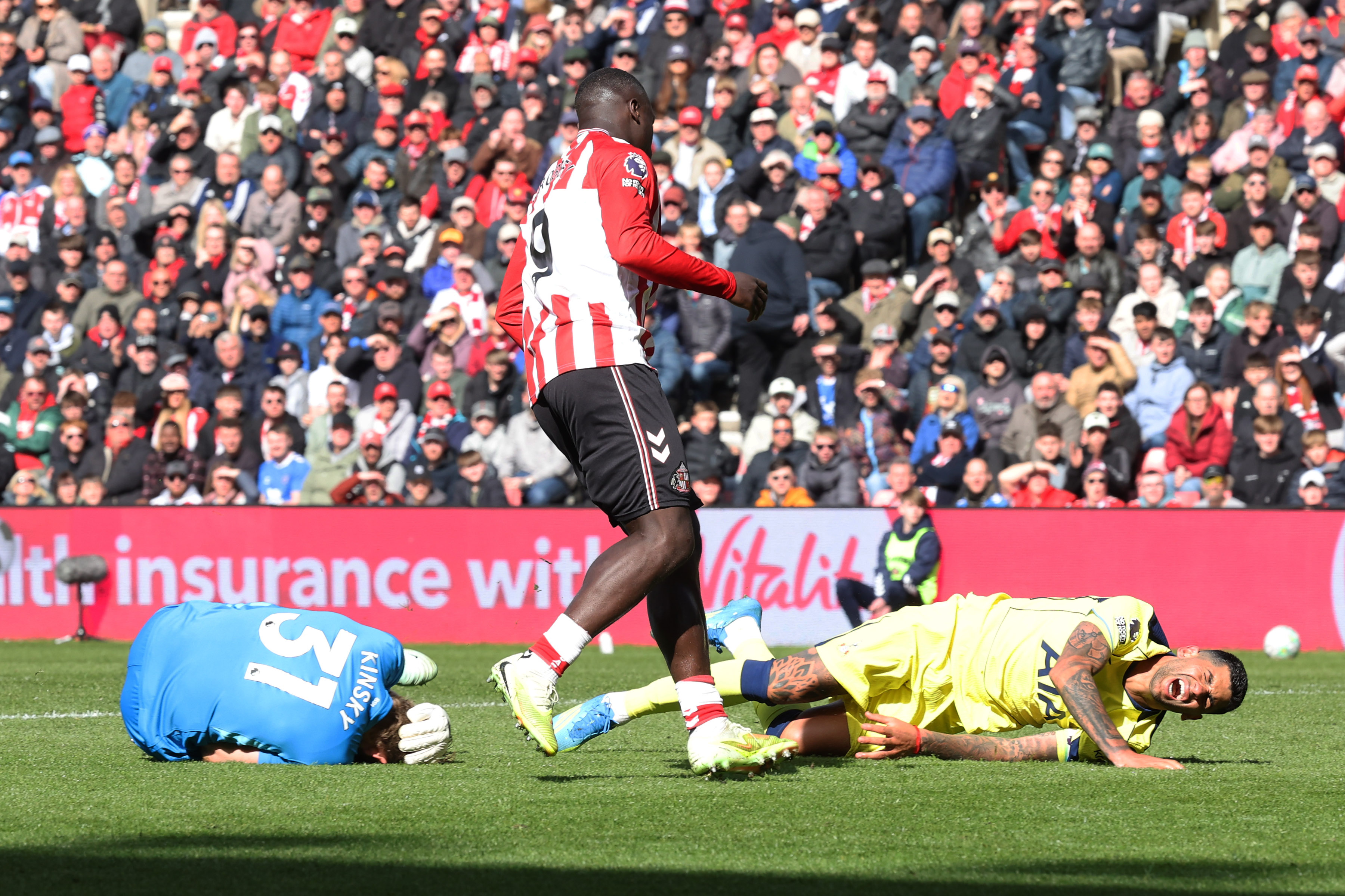 Romero sustains a knee injury against Sunderland