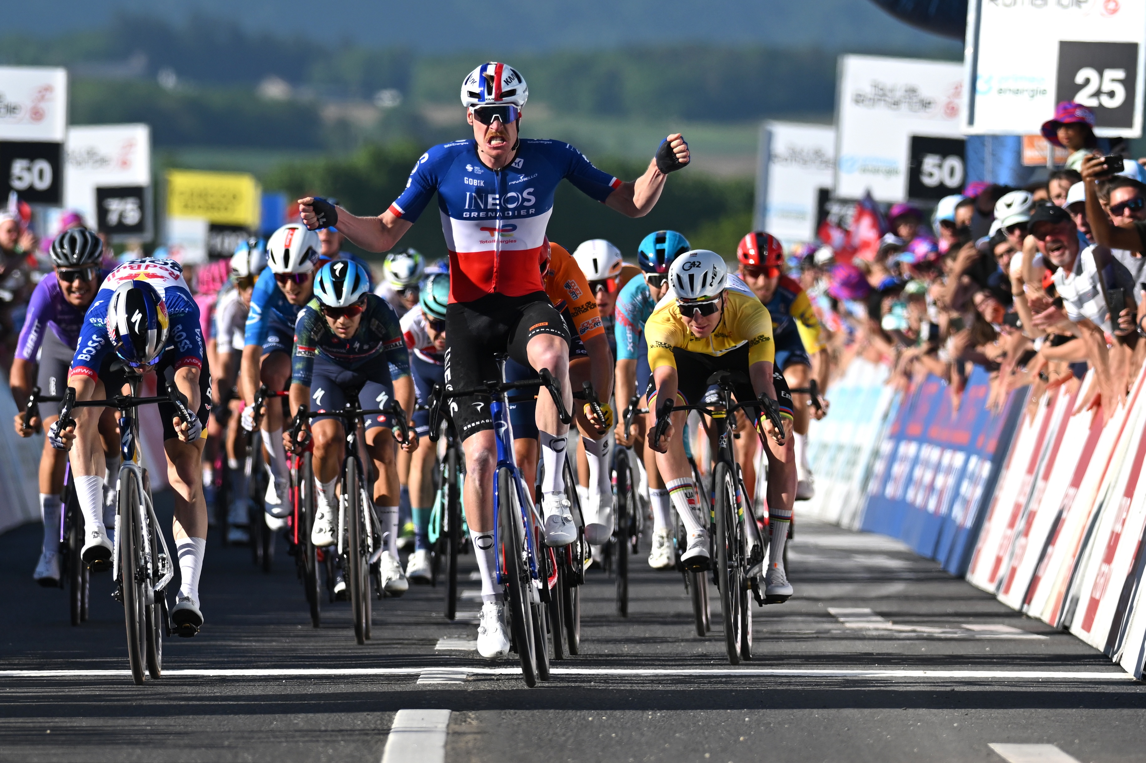 Pogacar logra el 'hat-trick' en el Tour de Romandía 2026 tras imponerse en un esprint agónico a Godon