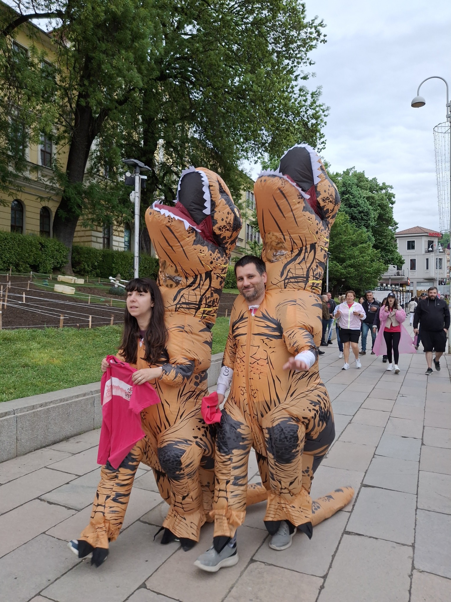 Desi und Yosif als Dinos verkleidet beim Giro d'Italia