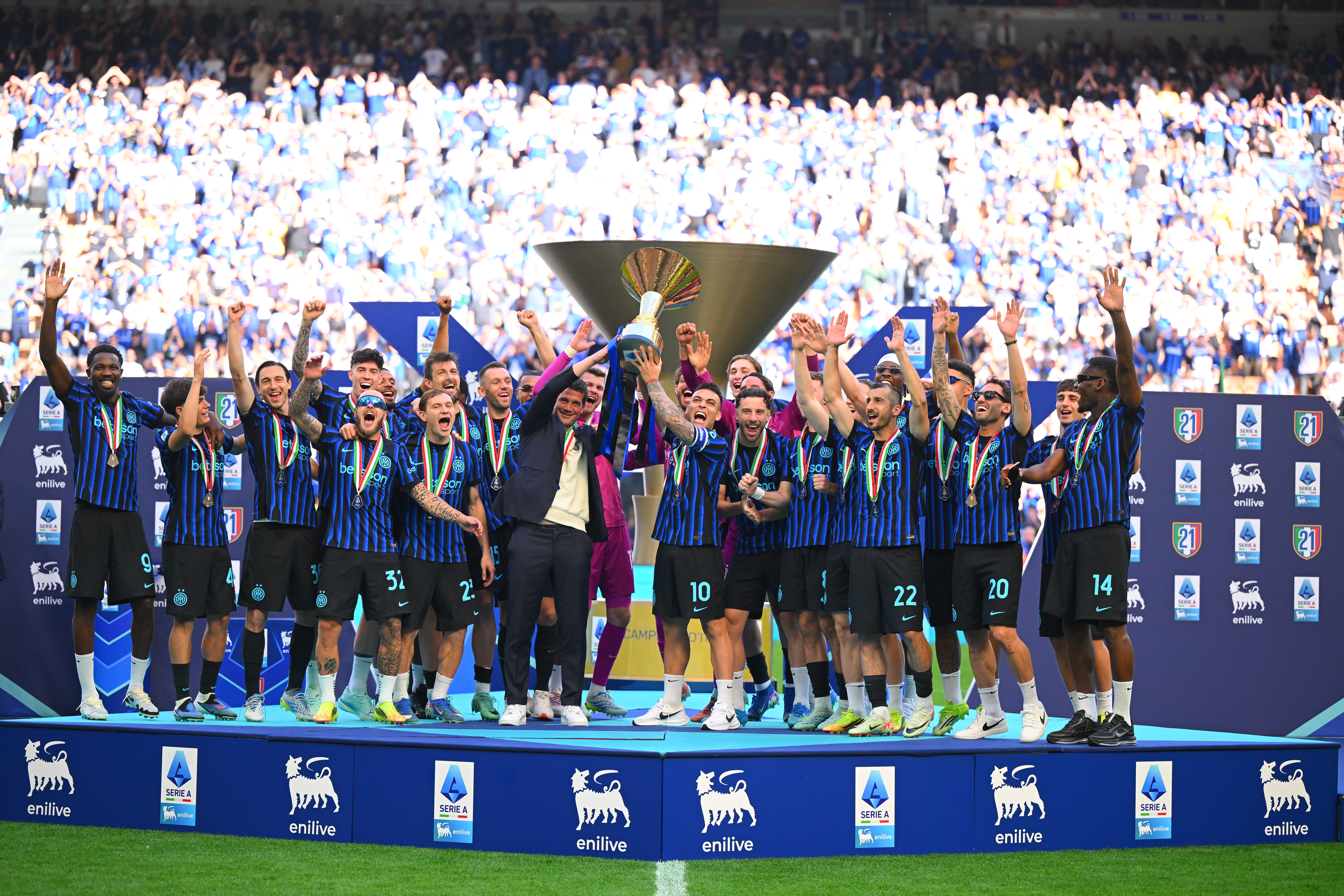 Cristi Chivu a ridicat trofeul de campion în Serie A, alături de Lautaro Martinez. Inter a sărbătorit pe "Giuseppe Meazza".