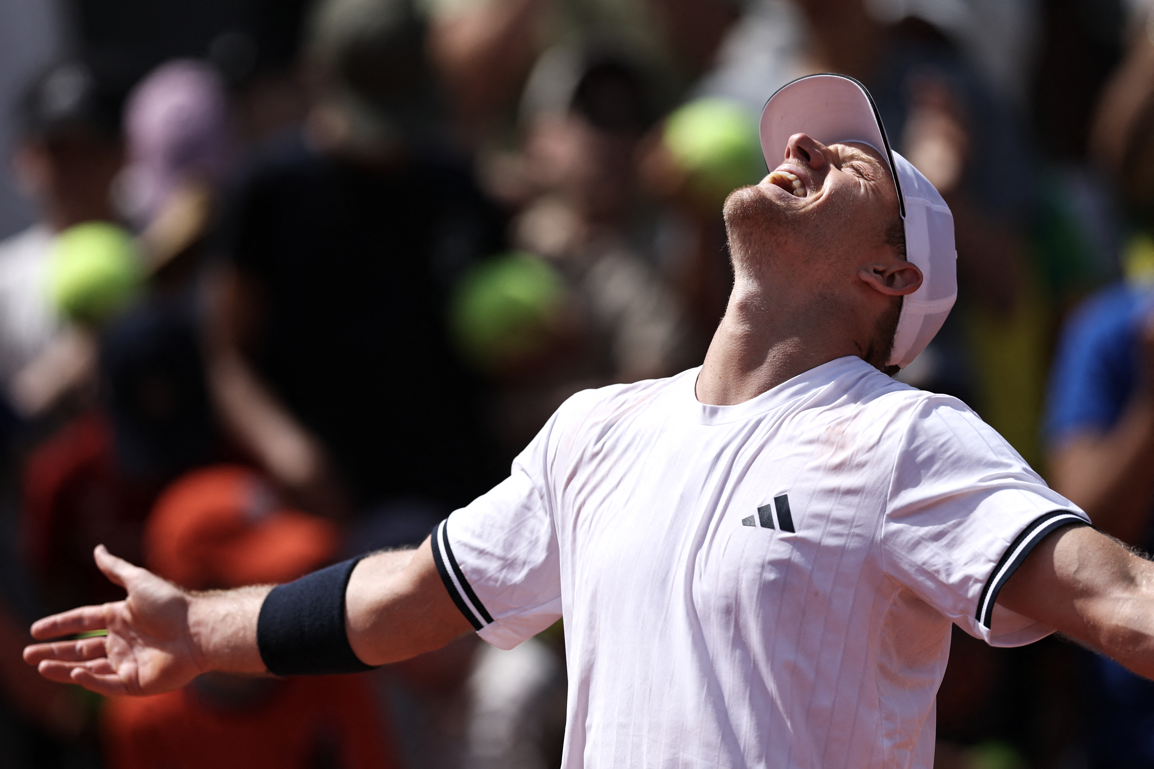 Davidovich celebra su victoria maratoniana ante Dzumhur en Roland-Garros 2026