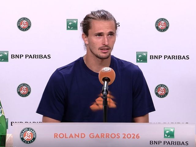 French Open: Alexander Zverev klärt auf Pressekonferenz auf - darum sitzt  die Oma in Roland-Garros in der Box